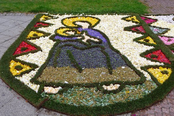 Bloemenmozaïek bij een kerk in Kecskemét, Hongarije 2012