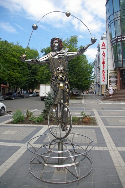 Beeld bij circusgebouw Sebastopol, Oekraïne 2012