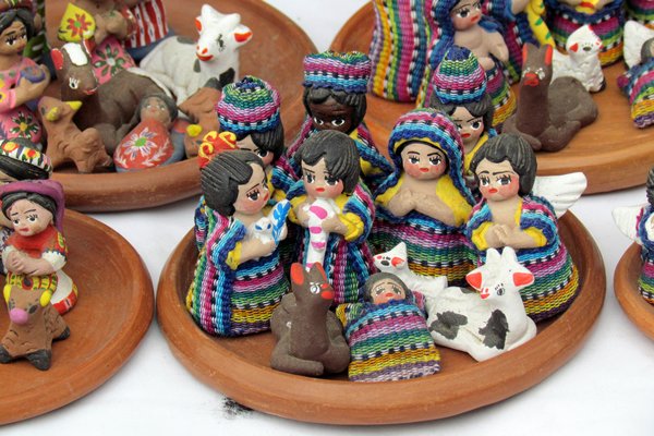 Aardewerk kerststalletje met lokale kledij, Chichicastenango Guatemala 2014