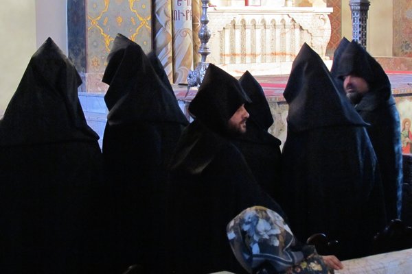 Bijzondere kleding in Armeens apostolische kerk in Echmiadzin, Armenië 2013