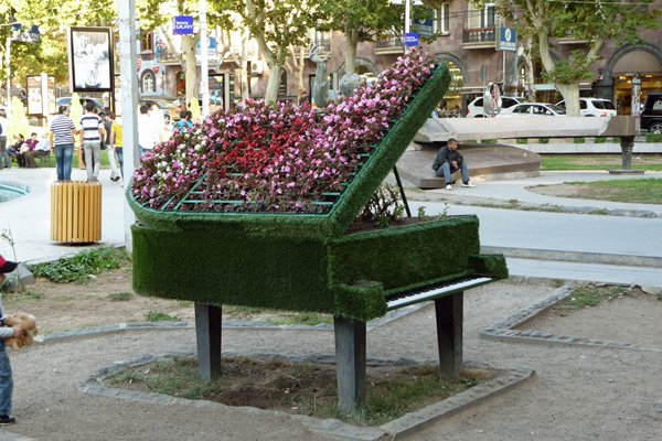 Concertvleugel als bloemenbak, Jerevan Armenië 2014