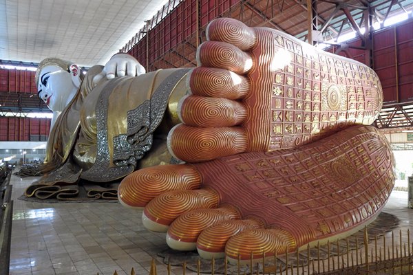 Liggende Boeddha in de Chaukhtatgyi termpel, Yangon Myanmar 2015