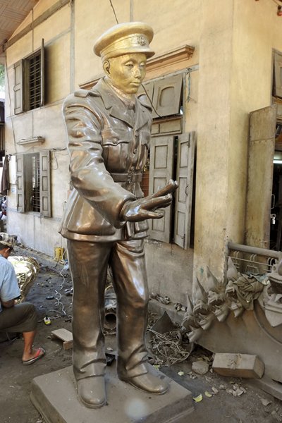 Bronzen beeld van Aung San, de vader van Aung San Suu Kyi, Mandalay Myanmar 2015