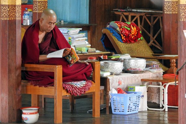 Monnik in Nga Phe Chaung klooster, Inle meer Myanmar 2016