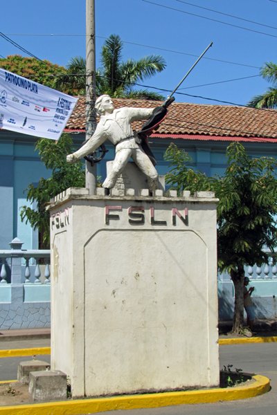 Standbeeld ter ere van de FSLN, Granada Nicaragua 2014