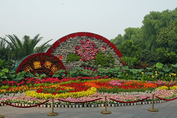 Bloemversiering bij de ingang van het Beihai park, Peking 2007