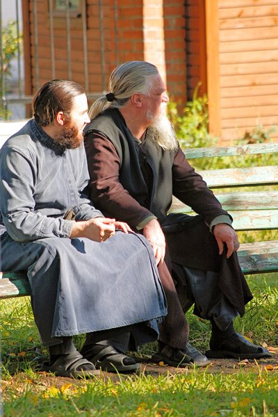 Russische geestelijken in een kloostertuin, Vladimir 2007