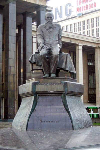 Beeld van Dostojevski in Moskou