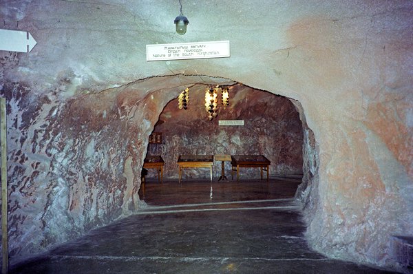 Museum in een grot, Osh Kirgizië 1997