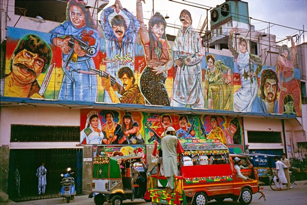 Bioscoopgevel in Peshawar, Pakistan 1997