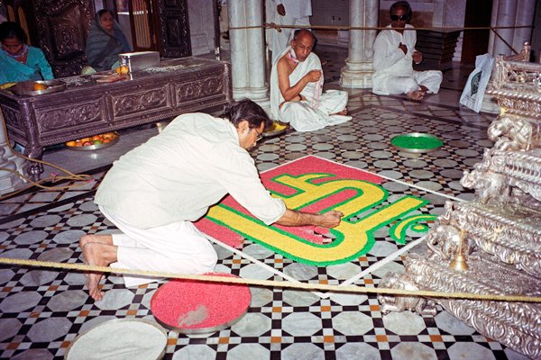 Schilderen met bloemblaadjes in Jaïn tempel, Bombay 1998