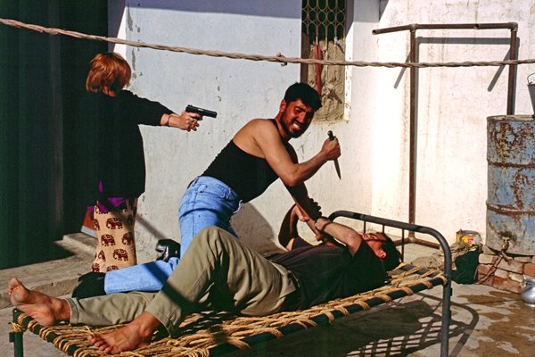 Politieman wil dat wij meewerken aan zijn acteerambities, West Pakistan 1998