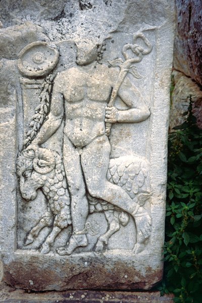 Reliëf van man met ram, Ephesus Turkije 1998