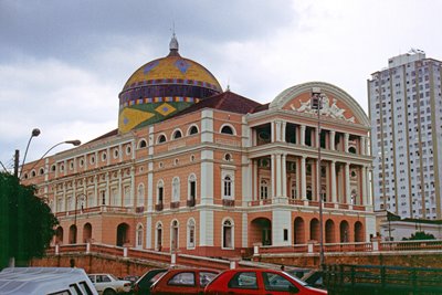 Het operagebouw van de stad Manaus, herinnerend aan grote tijden.