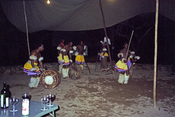 De manager danst mee in Mlilwane Wildlife Sanctuary, Swaziland 1997