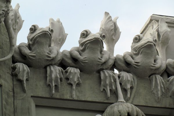Kikkers op het Huis met de Chimaera
