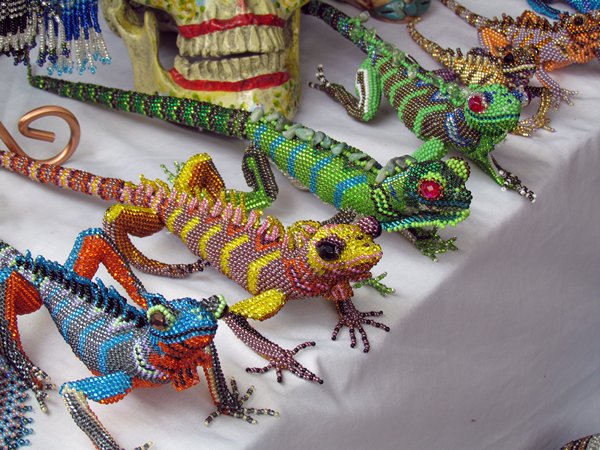 Leguanen van glaskraaltjes op de markt van Chichicastenango, Guatemala 2014
