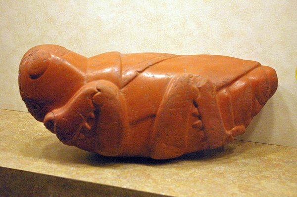 Beeld van sprinkhaan, Museo de Antropología, Mexico Stad 2014