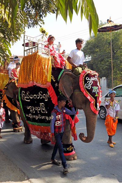 Processie met olifanten in Mandalay, Myanmar 2015