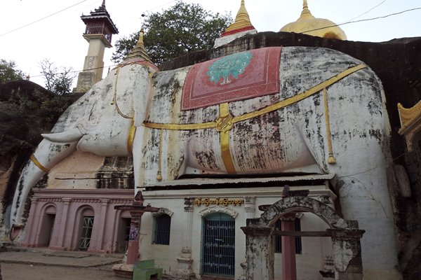 Olifant in rotswand, Shwe Ba Taung, Myanmar 2015