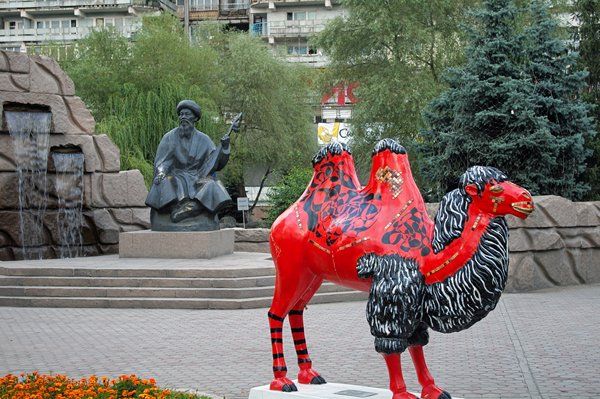 Knalrode kameel in Almaty, Kazachstan 2007