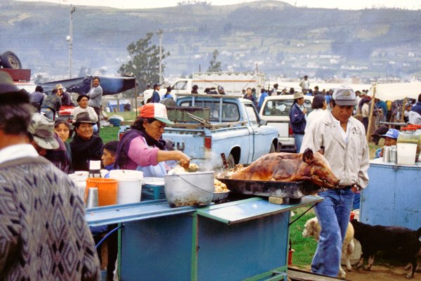 Compleet bereid varken op de veemarkt van Otavalo, Ecuador 1999