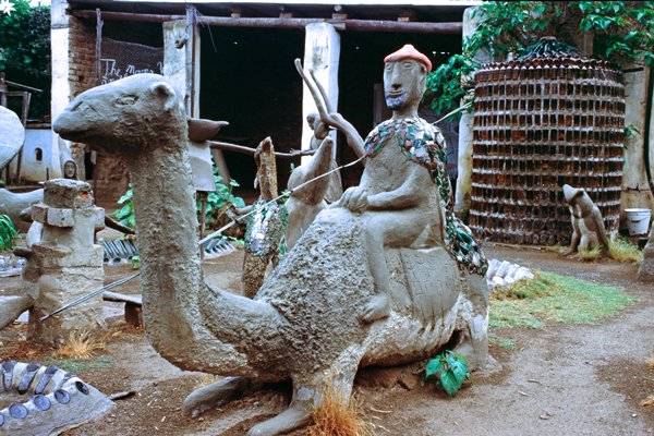 Beeld van kameelruiter bij het Owl House, New Bethesda, Zuid-Afrika 1997
