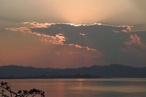Zonsondergang bij de Irrawaddy rivier in Bagan, Myanmar 2016