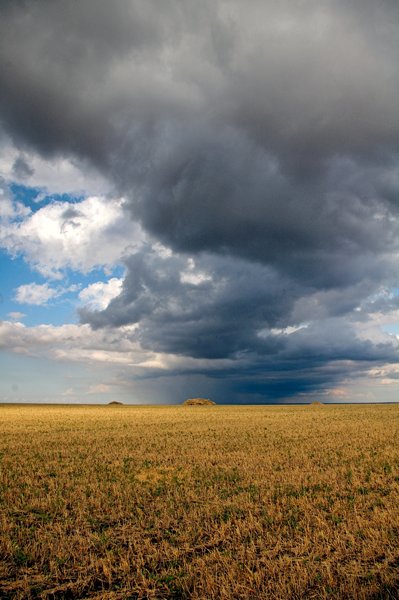 Dreigende lucht boven de kampeerplek in Kazachstan, 2007