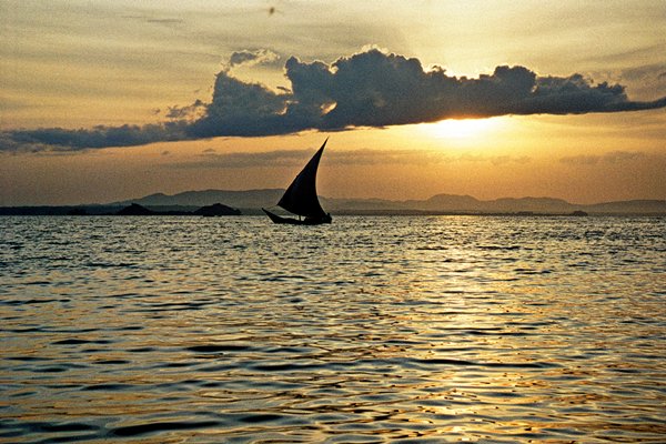Boot op het Victoria meer bij ochtendlicht, Kenia 1997
