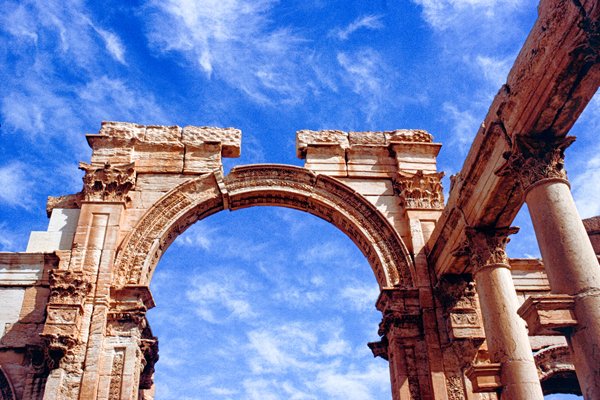 Wolkenflarden bij de Triomfboog in Palmyra, Syrië 1998