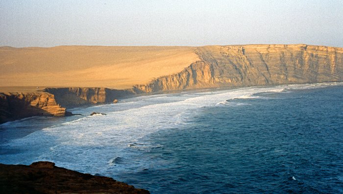 Kale steile kust bij Paracas, Peru 1999
