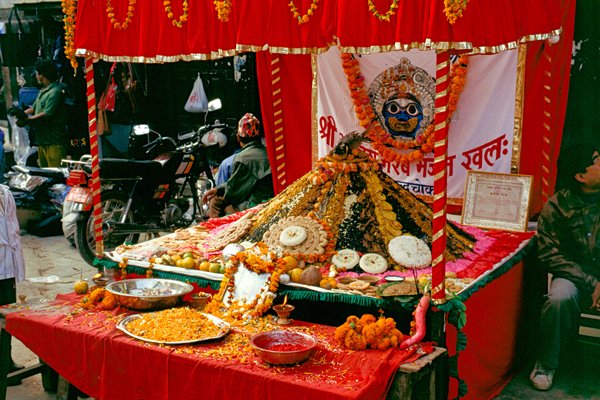 Een tafel met offergaven, Kathmandu 1997