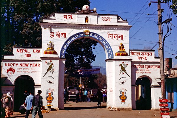 Toegangspoort van de stad Patan, Nepal 1997