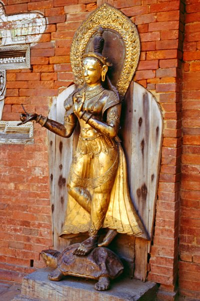 Verguld beeld van Ganga staand op een schildpad in Patan, Nepal 1997