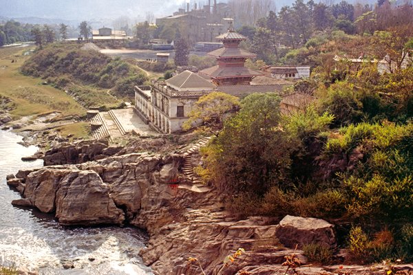 Tempel in Chobar aan de Bagmati rivier, Nepal 1997