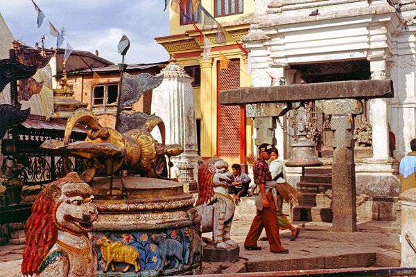 Versieringen bij het Swayambhunath tempelcomplex, Kathmandu 1997