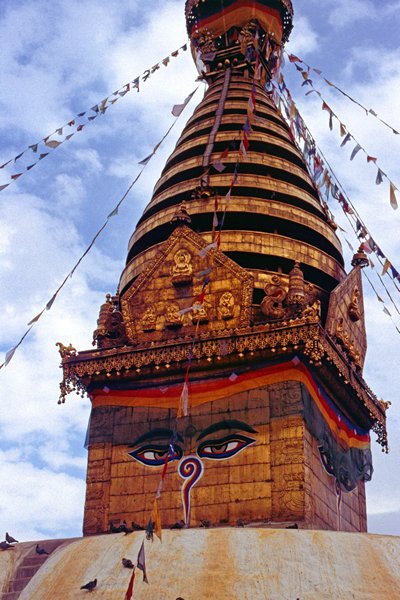 De bovenbouw van het Swayambhunath tempelcomplex met opvallende ogen