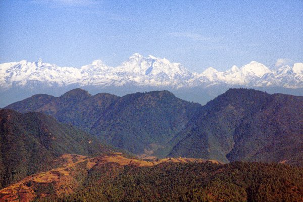 Vergezicht op besneeuwde Himalaya toppen, Nepal 1997