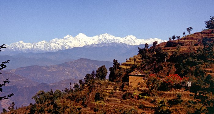 Uitzicht op terrassen en de Himalaya bij Daman, Nepal 1997
