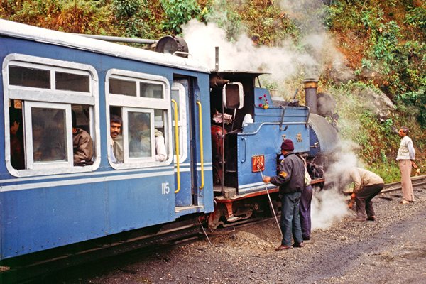 Aan de Toy Train van Siliguri naar Darjeeling moet onderweg vaak even gesleuteld worden