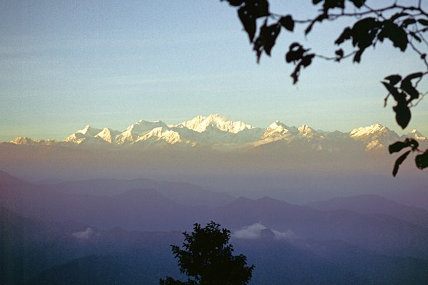 Uitzicht over de Himalaya, met name de Kangchendzonga, vanuit Darjeeling, India 1997.