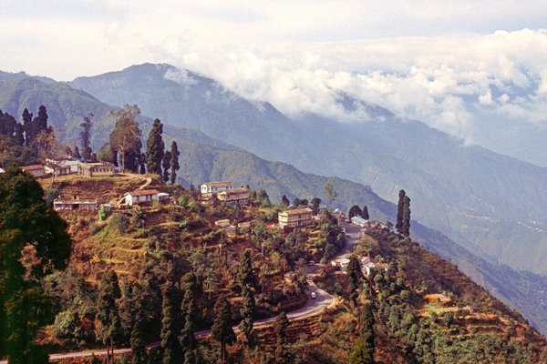 Uitzicht tijdens een wandeling van Kathmandu naar Ghoom, India 1997