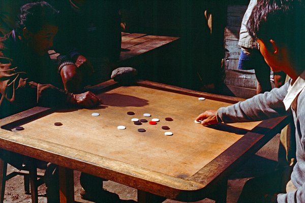 Spelen op een carom board bij grens India-Sikkim