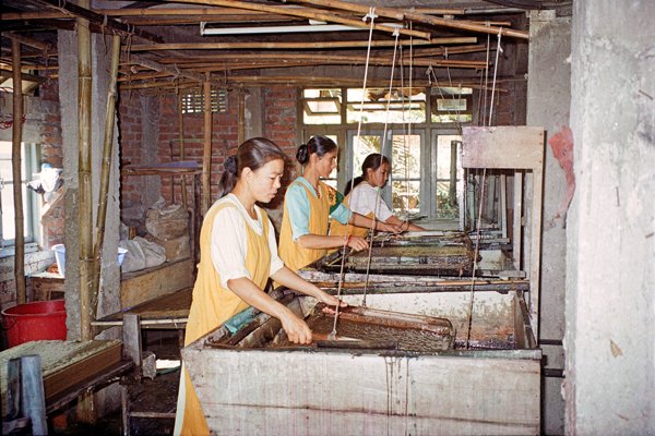 Papierfabriekje in Kalimpong, in de grensstreek India-Sikkim