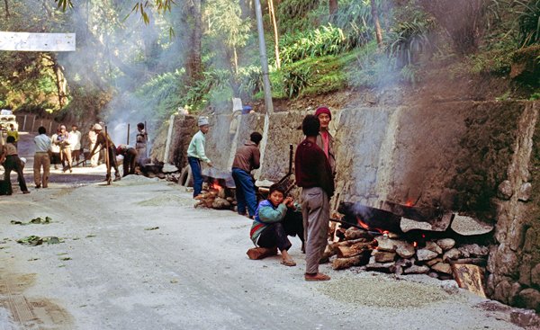 De weg wordt in Gangtok (Sikkim) nog op een traditionele manier gerepareerd