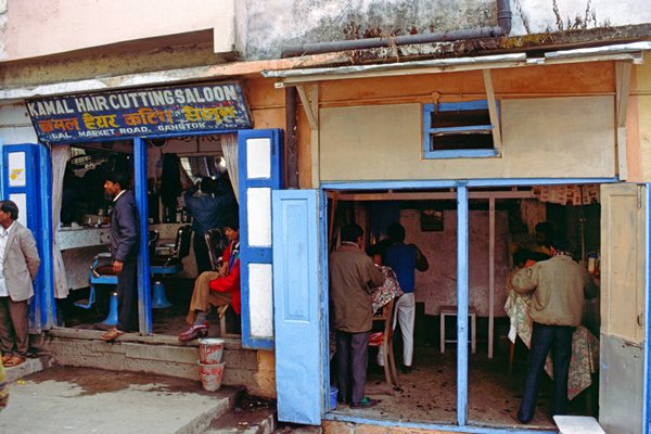 Kleine kapperszaakjes in Gangtok, Sikkim 1997