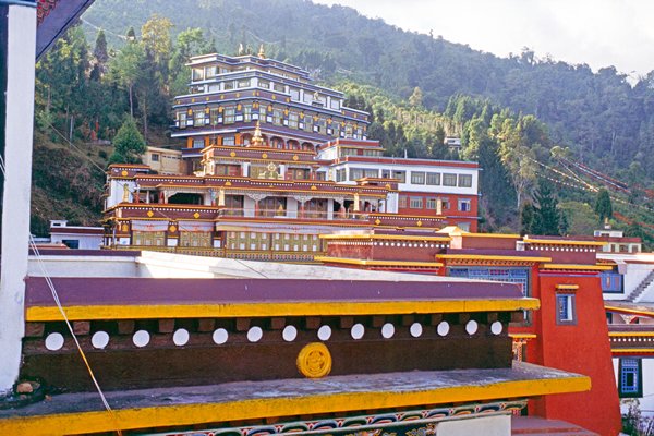 Het grote kloostercomplex in Rumtek, Sikkim 1997