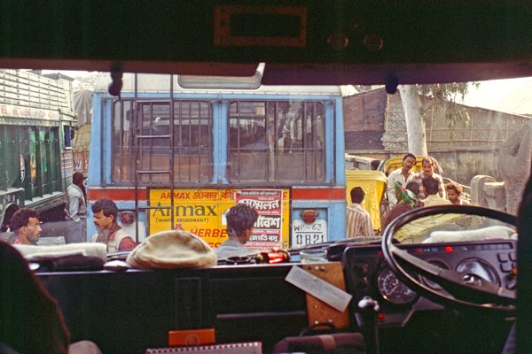 Stilstaan in de file in Dalkhola, Bengalen 1997