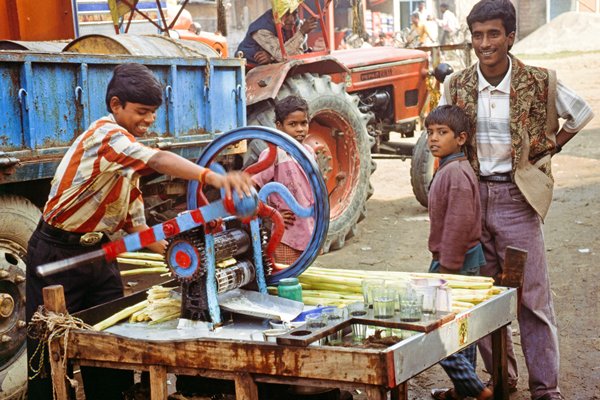 Suikerriet persen in Dalkhola, India 1997